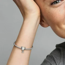 Charm chat et nœud scintillant