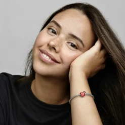 Charm Cœur de Noël Rouge Métallisé – Pandora Moments