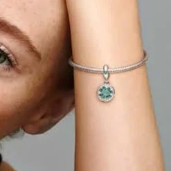 Charm Pendant Pandora Moments Trèfle à Quatre Feuilles Chanceuse