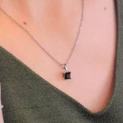 Pendentif Simple Square Argenté et Noir